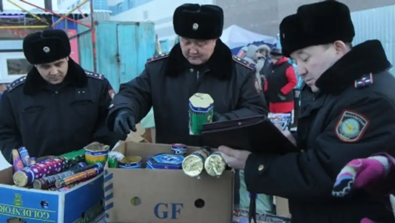 Алматинская полиция проверяет торговцев пиротехникой 