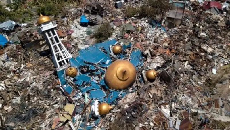 В Индонезии после землетрясения и цунами начал извергаться вулкан