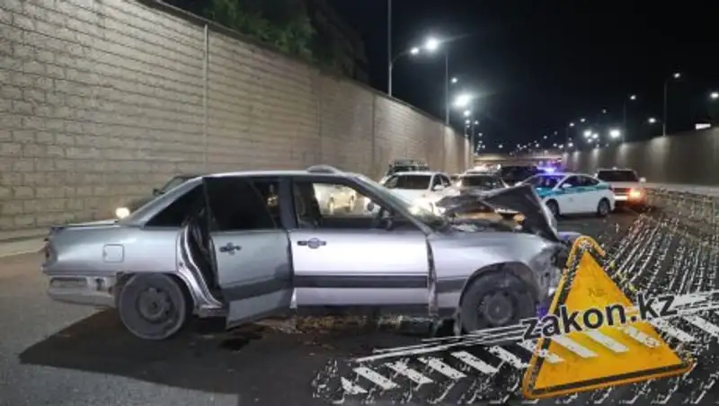 Toyota и Audi столкнулись в туннеле на проспекте Аль-Фараби в Алматы