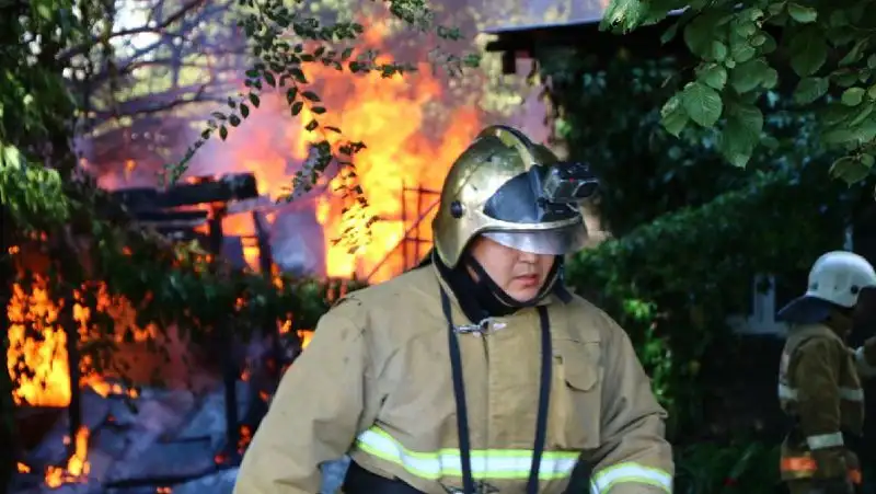 Сильный пожар произошел в частном доме в Алматы