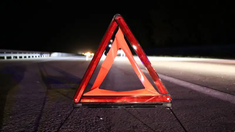 В Актобе столкновение автомобиля и скутера попало на видео