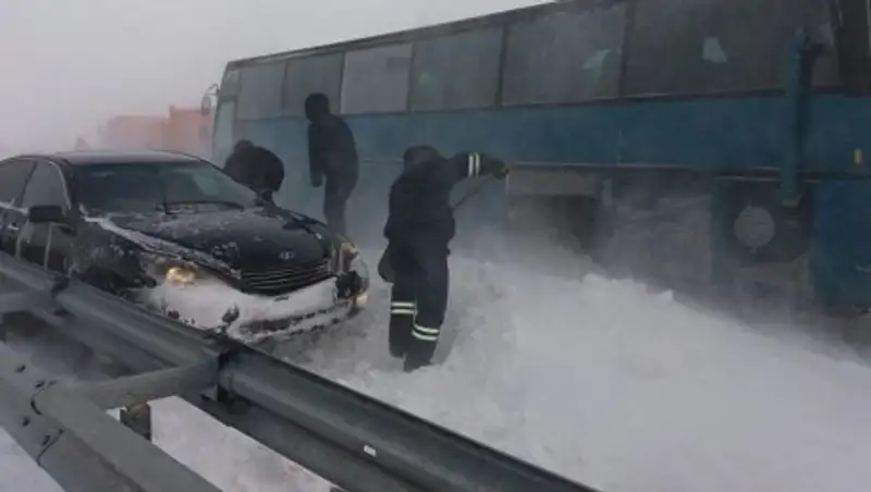 На трассе Караганда – Астана из замерзшего автобуса спасены сорок пассажиров