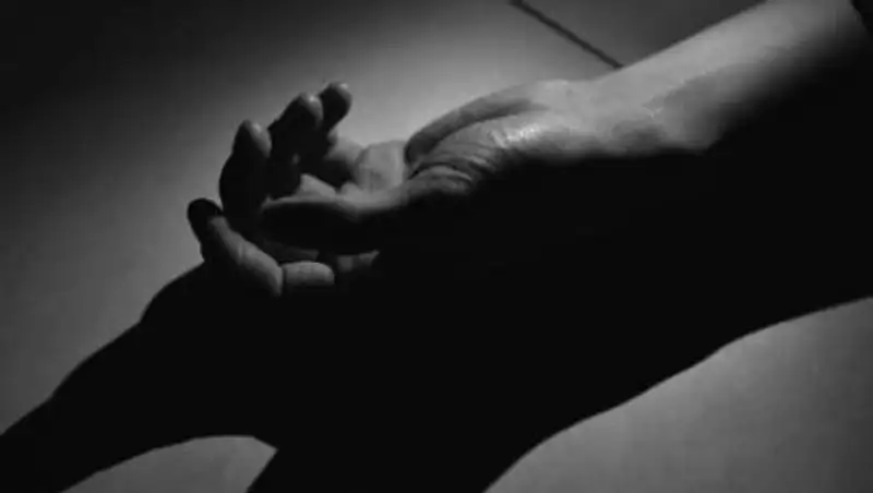 Мужчина убил подругу, завернул тело в ковер и спрятал его в мусорке