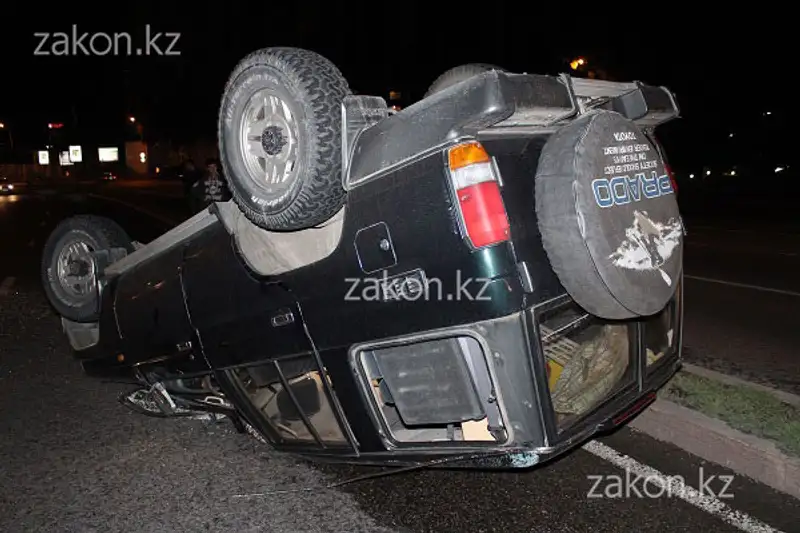 Тойота Прадо перевернулся на крышу в результате ДТП в Алматы (фото) Тойота Прадо перевернулся на крышу в результате ДТП в Алматы (фото), фото - Новости Zakon.kz от 09.07.2013 18:08