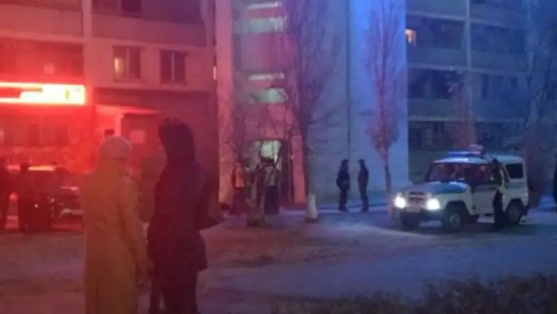 В Актау женщина выпала из окна многоэтажки