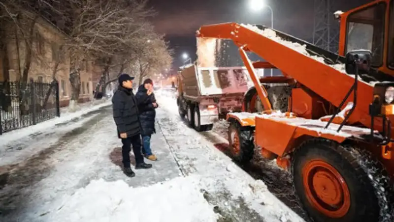 Аким столицы проверил уборку снега