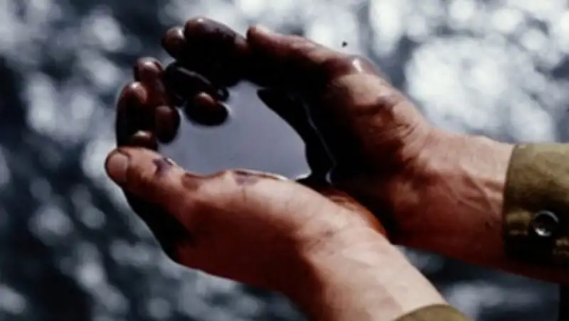 Реализовывать нефть через товарные биржи предложили в РК