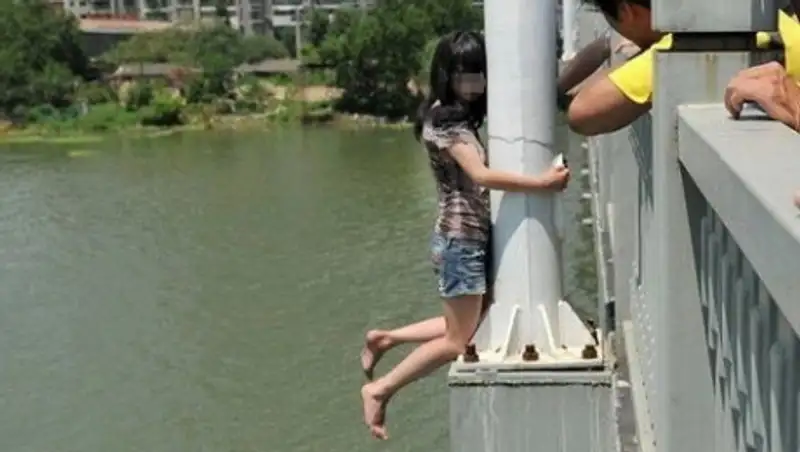 В ВКО сержант-контрактник спас от самоубийства девушку 