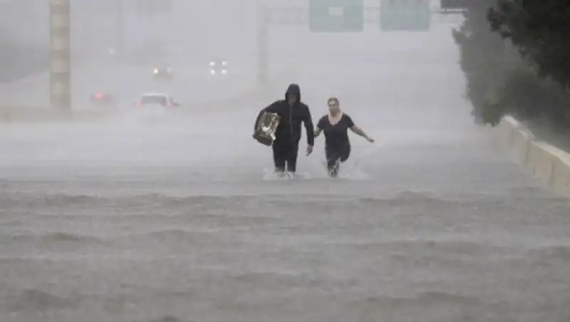 Казахстанцы об урагане в США: Хьюстон не спит