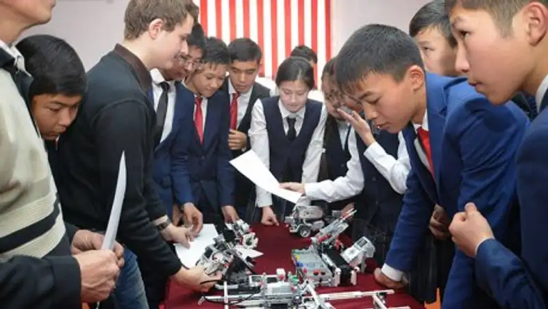 Жамбыл облысында&#1171;ы мектеп о&#1179;ушылары робот &#1179;&#1201;растырумен айналысуда