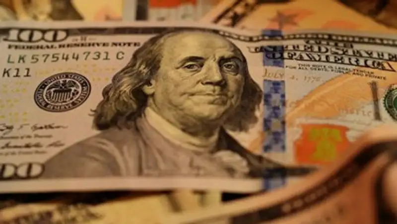 Тенге начал неделю с ослабления