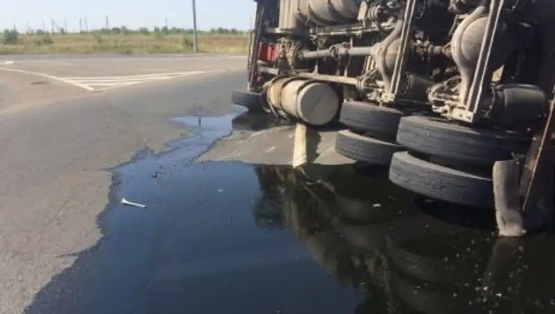 Водитель погиб, когда нефтевоз перевернулся в Кызылординской области