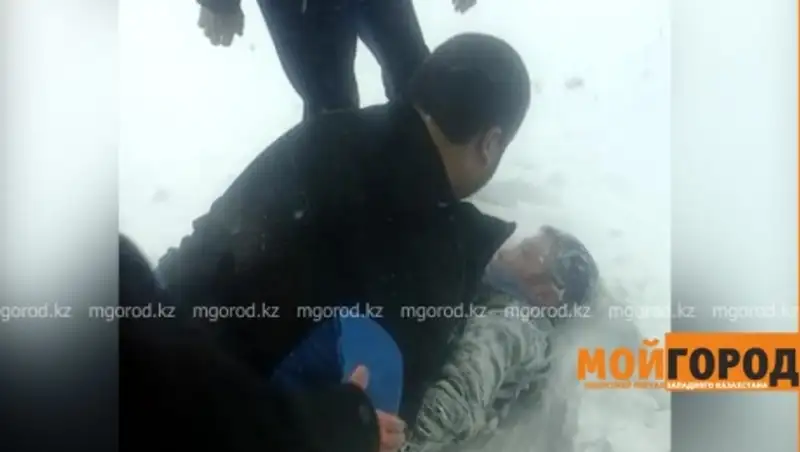 Водители пассажирских автобусов подрались на остановке в Уральске