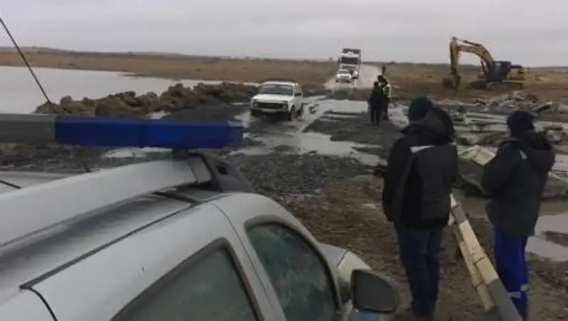 Река смыла мосты в Атырауской области