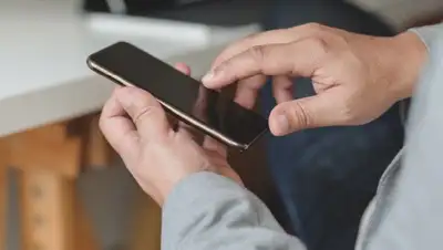 телефон в руках , фото - Новости Zakon.kz от 07.04.2022 15:54