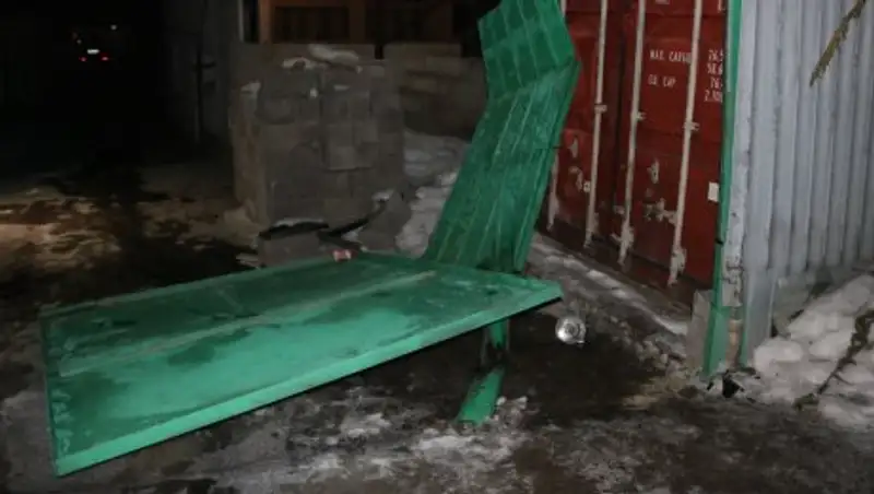 В Алматы водитель BMW протаранил ворота и скрылся