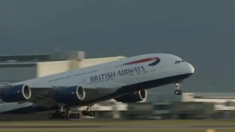 Самолет British Airways совершил экстренную посадку из-за скандала на борту