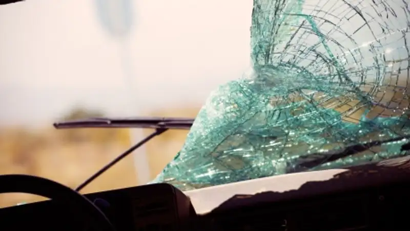 Три человека пострадали в результате столкновения легковушки и автогрейдера в ВКО