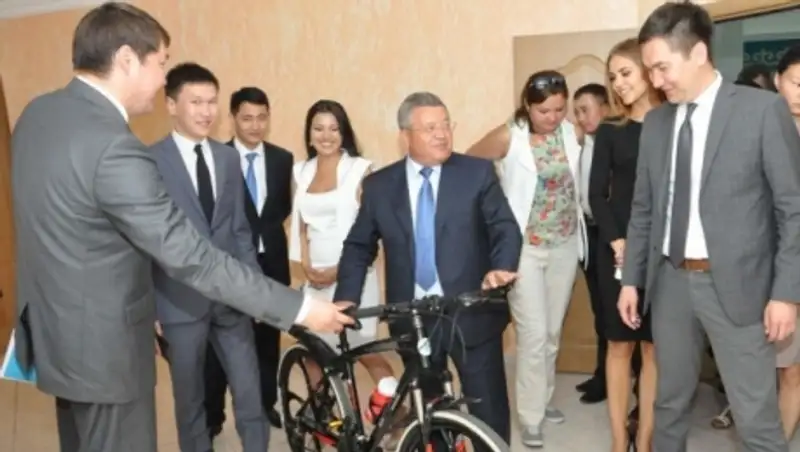 В Акмолинской области молодежь подарила акиму велосипед