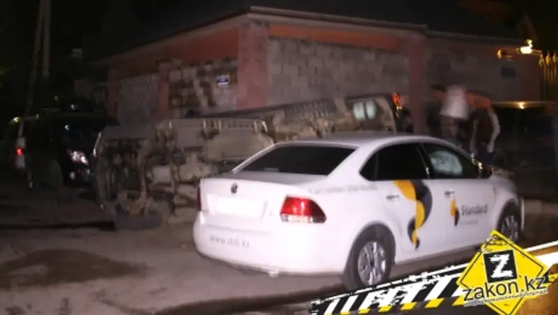 Delica упала на бок в результате ДТП в Алматы