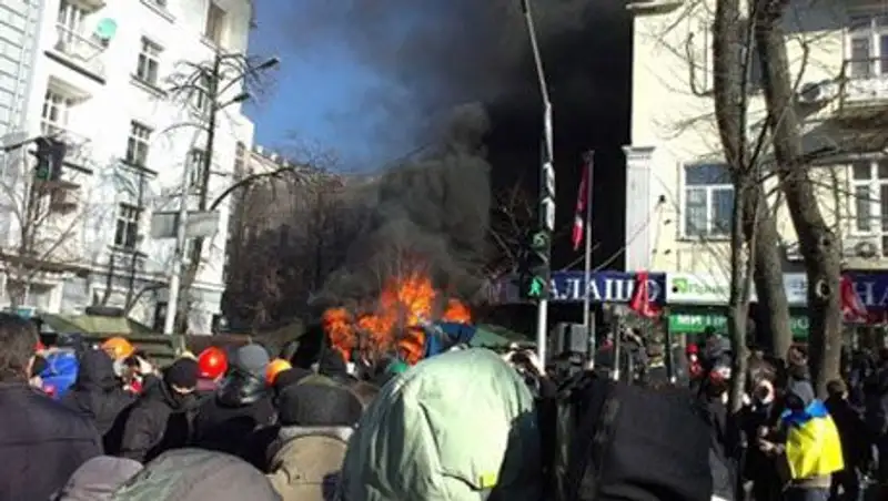 Протестующие подожгли два «КамАЗа» в центре Киева