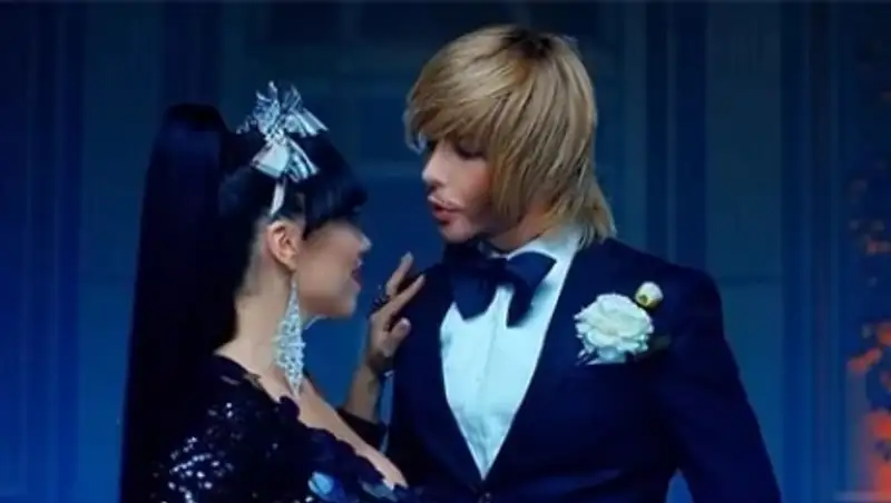 Шоумен Сергей Зверев запел на казахском языке