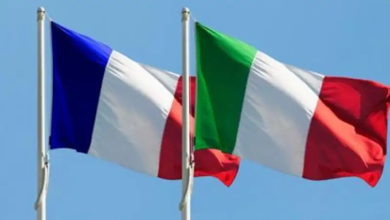 Франция отзывает своего посла в Италии