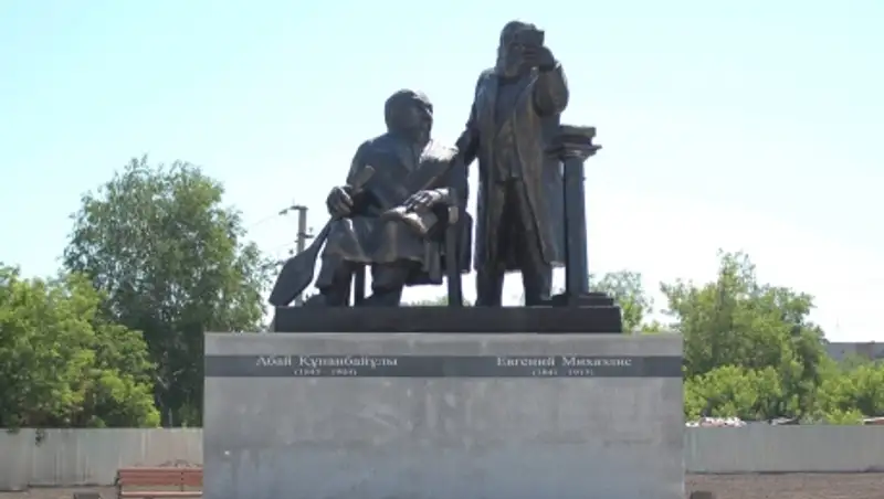 В ВКО скульптору, изготовившему памятник Абаю и Михаэлису, не заплатили за работу