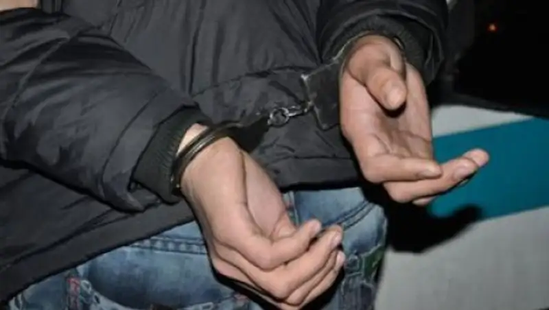 Хатшының юбкасының астына үңілу Секс қайын ата қайын енесін трахает