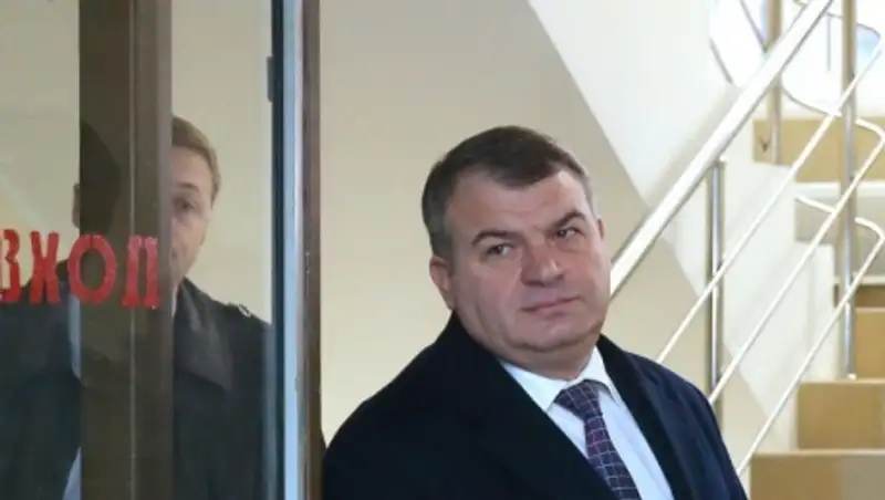 Суд признал Сердюкова жертвой обмана Васильевой