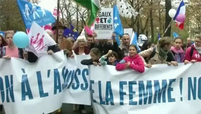 Люди вышли на улицы Парижа чтобы высказаться против однополых браков