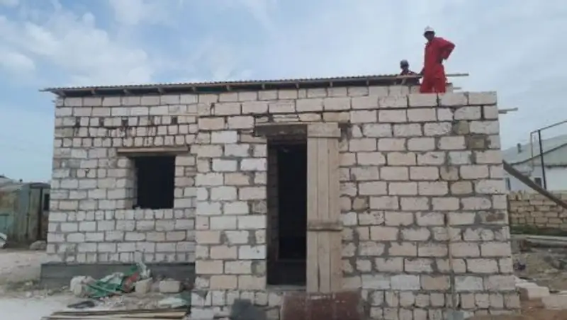 Волонтеры строят 80-летнему жителю Мангистау дом