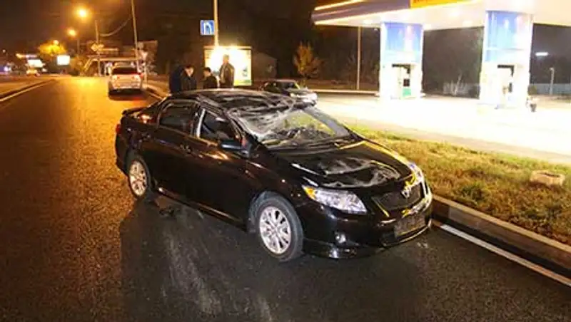 Тойота прокатилась на боку, а потом перевернулась на крышу в Алматы (фото)