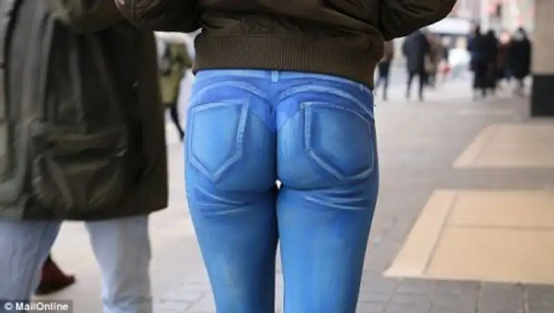 Модель прошлась по Лондону в нарисованных джинсах