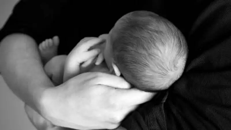 Женщина родила ребенка в ТРЦ Шымкента