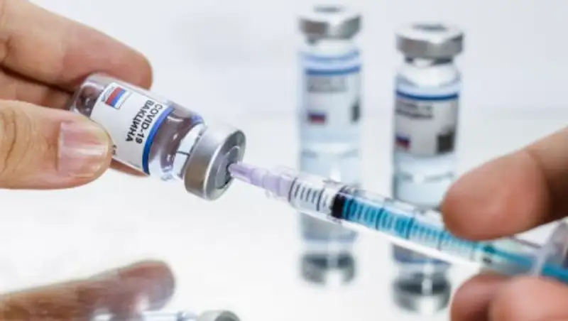 Вакцина от коронавируса выпущена в гражданский оборот в России