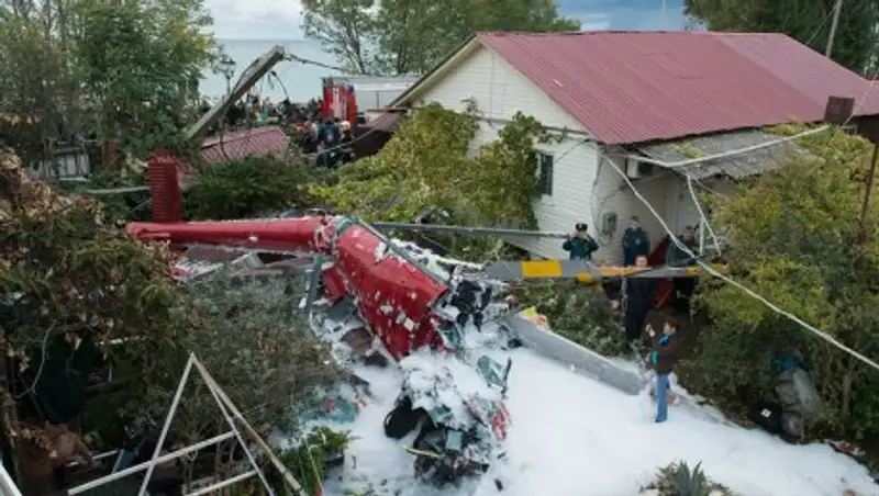 Момент падения вертолета в Сочи попал на видео