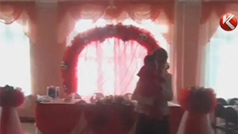 Прямо во время занятий в одном из колледжей шумно отмечали свадьбу