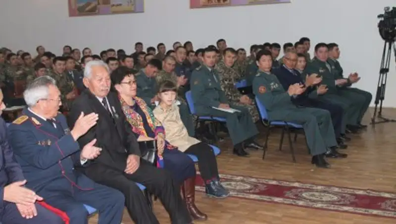 В Атырау гвардейцы чествовали почетного ветерана ОВД