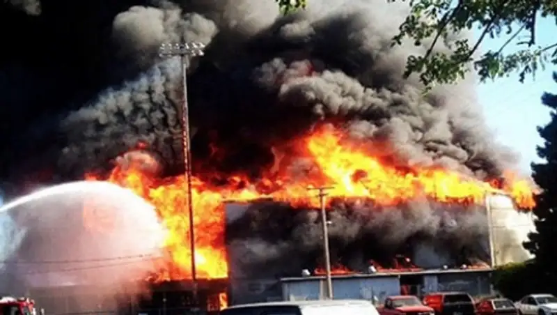 Исторический стадион практически сгорел дотла в американском штате Орегон