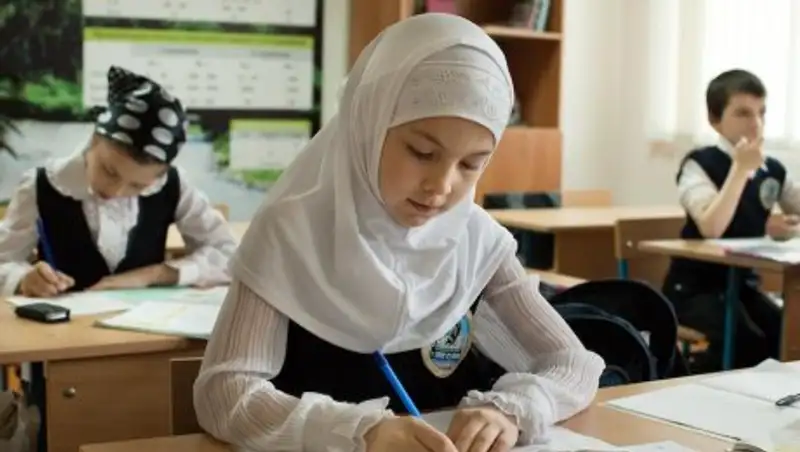 Директора актюбинских школ выиграли суд у родителей, чьи дети посещают занятия в платках