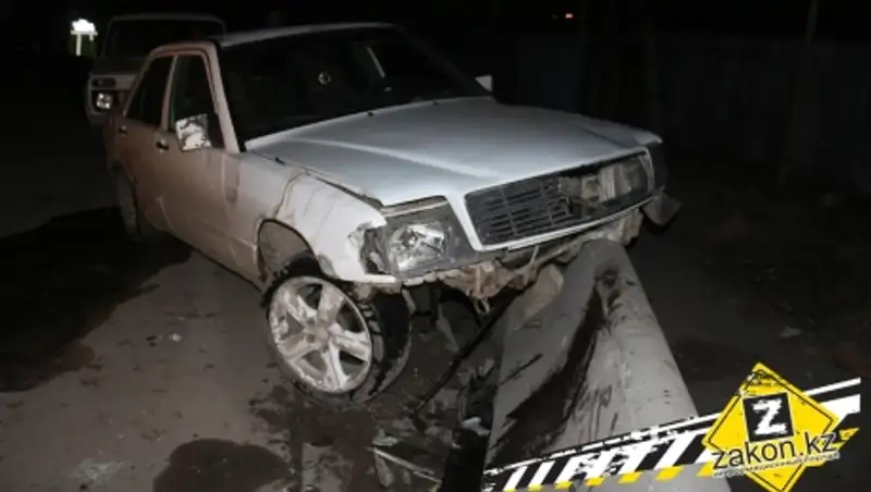 Водитель Мерседеса "не вошел" в поворот и снес бетонную плиту в Алматы