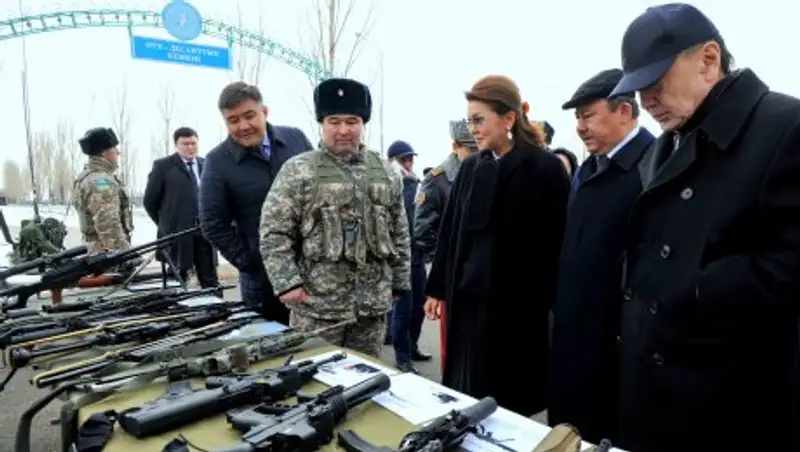 Назарбаева и Мусабаев посетили воинскую часть