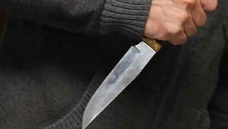 Мужчина с ножом кидался на прохожих в Павлодаре