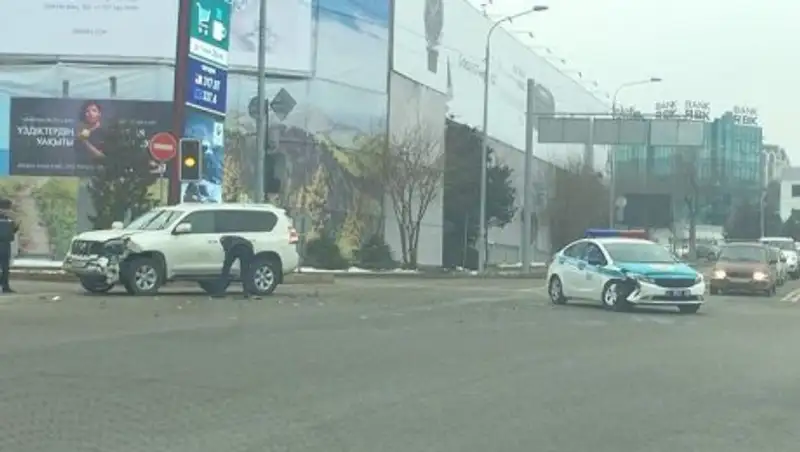 В центре Алматы в ДТП попала полицейская машина