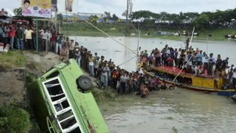 В Бангладеш разбился автобус с младшеклассниками