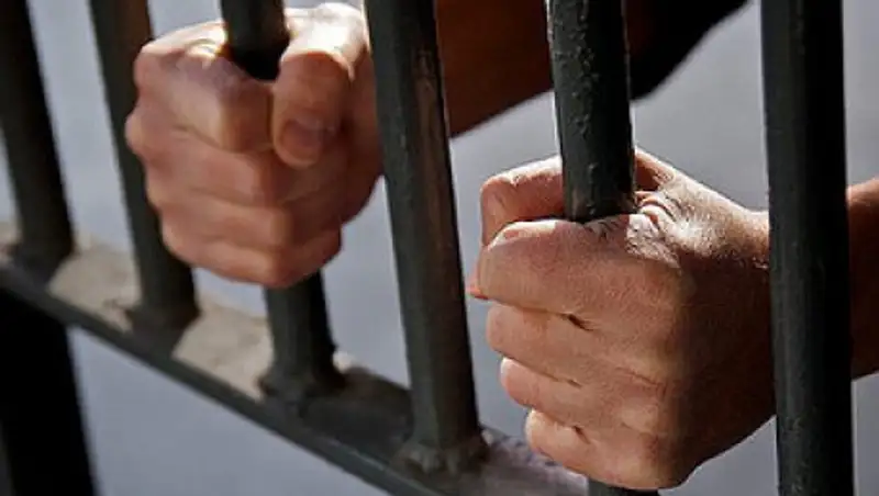 В ЗКО осудили полицейского, допустившего побег заключённых из камеры