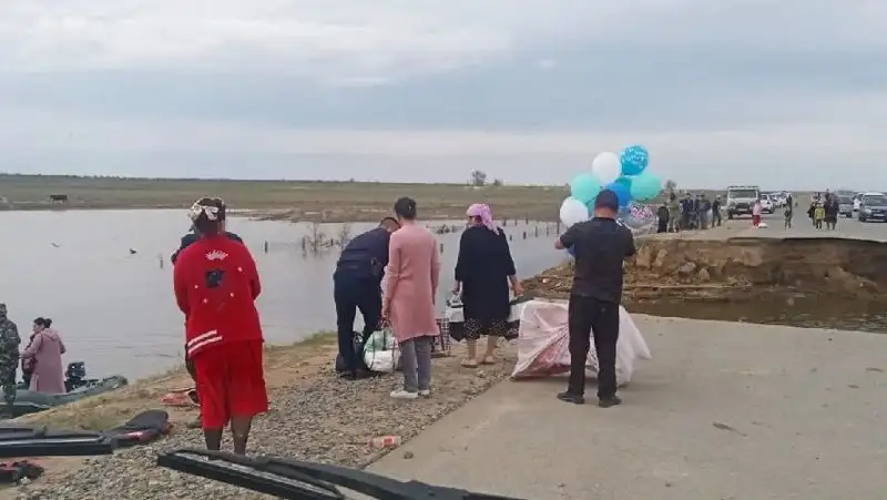 Из роддома на лодке — спасатели помогают жителям изолированных поселков