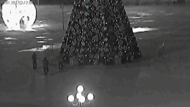 Житель Кызылорды пытался разрядить новогоднюю елку на центральной площади 