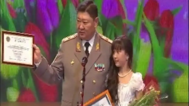 В Астане наградили 11-летнюю девочку, спасшую из огня двух младших сестер